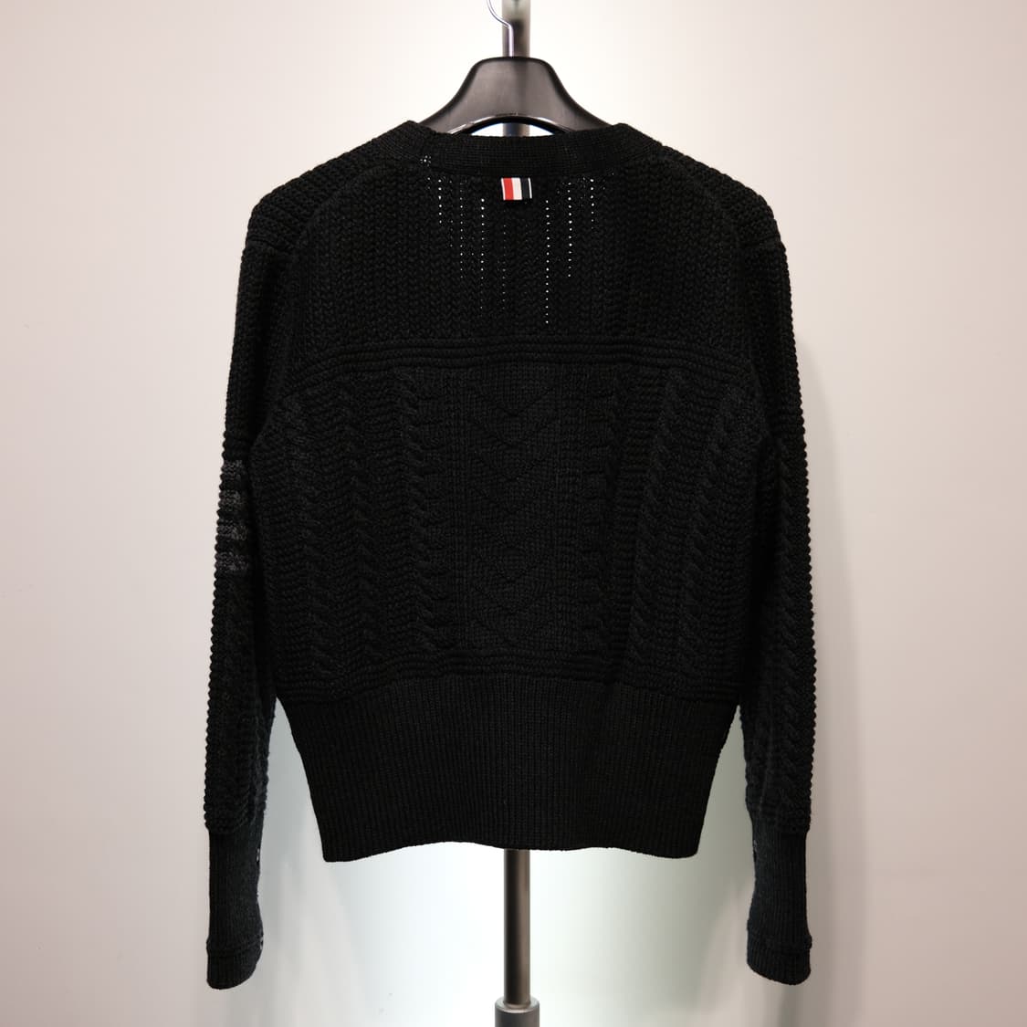 톰브라운 사선완장 아란 케이블 가디건 다크그레이 상품이미지2