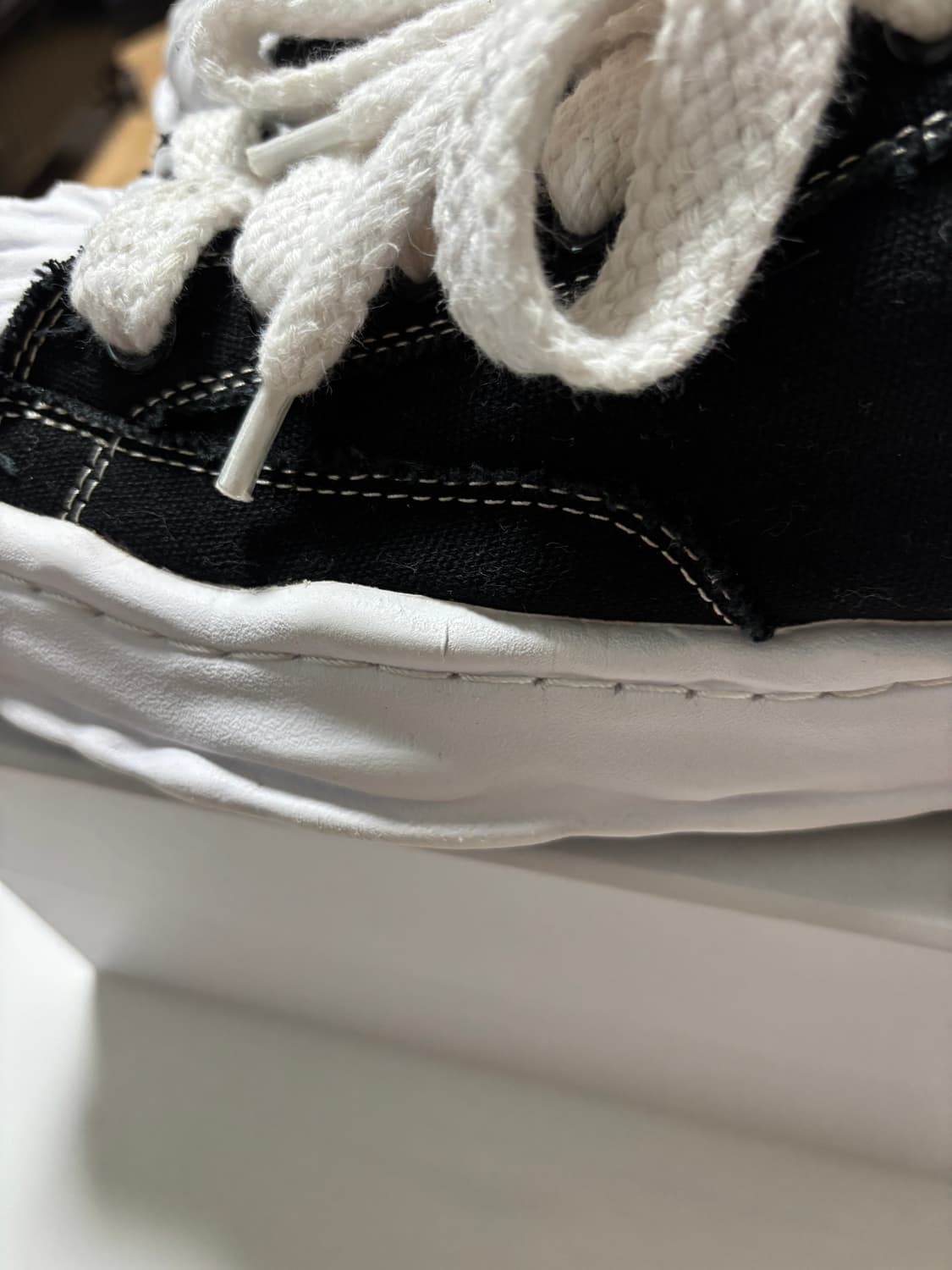 *[EU 44] 미하라 야스히로 블레이키 로우탑 블랙 화이트 색상 44  상품이미지6