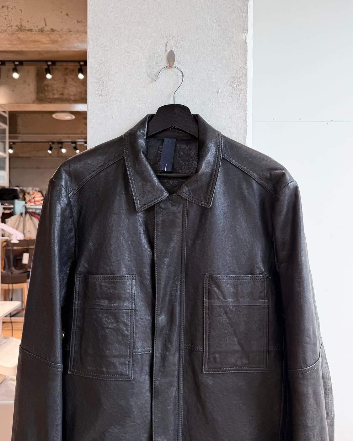 코모도 블랙 바코드 프린팅 쉽스킨 자켓  상품이미지3