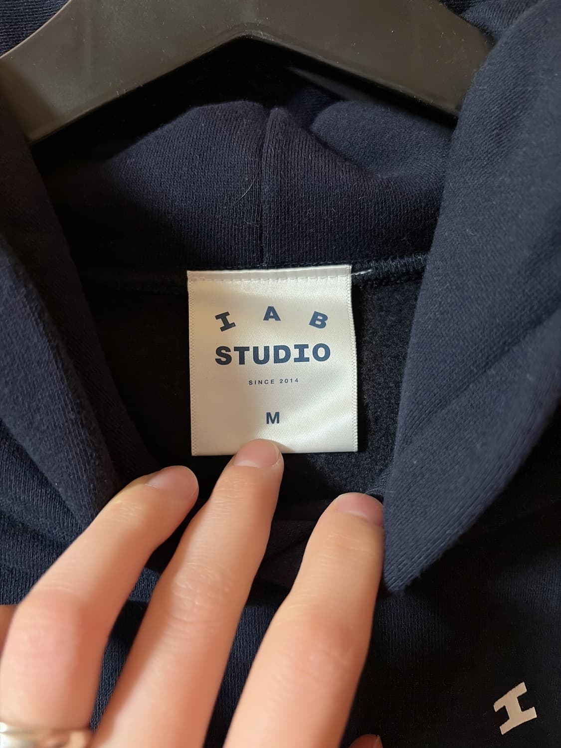 IAB studio 아이앱 스튜디오 21SS 후드티 네이비 판매합니다. 상품이미지3