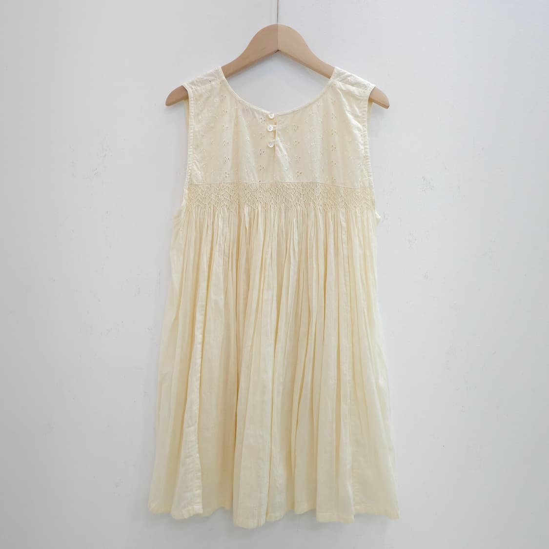 아이보리 레이온 스모크 자수 슬리브리스 블라우스 상품이미지2