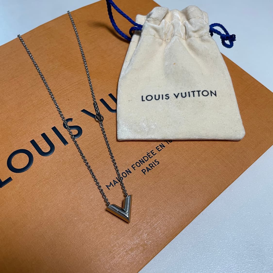 루이비통 에센셜 V 셔플 목걸이 실버 상품이미지1
