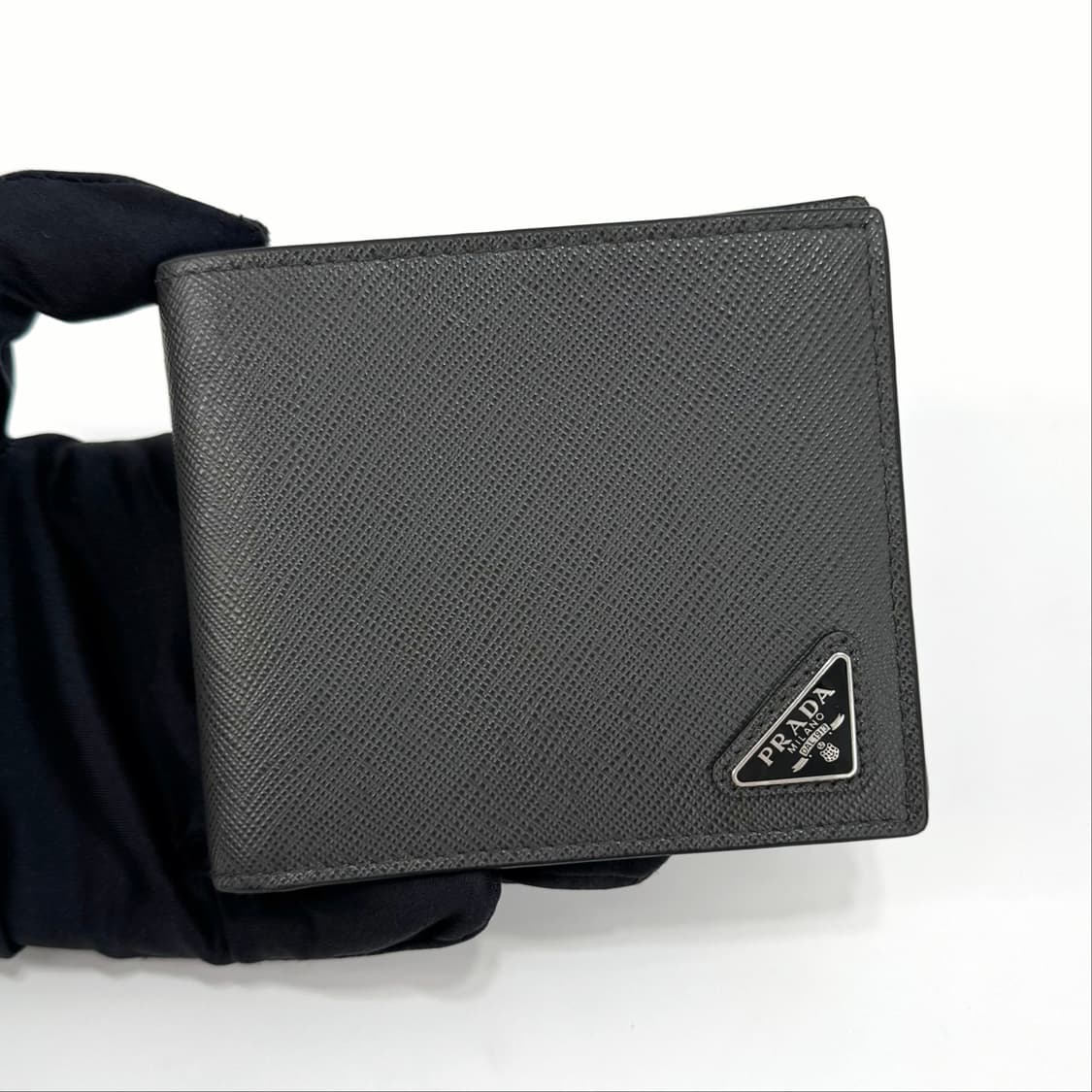 프라다 삼각로고 사피아노 반지갑 그레이 상품이미지1