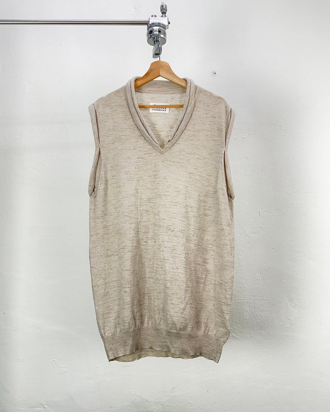 마르지엘라 넘버링 1 베이지 아티저널 레이핑 니트 베스트 상품이미지1