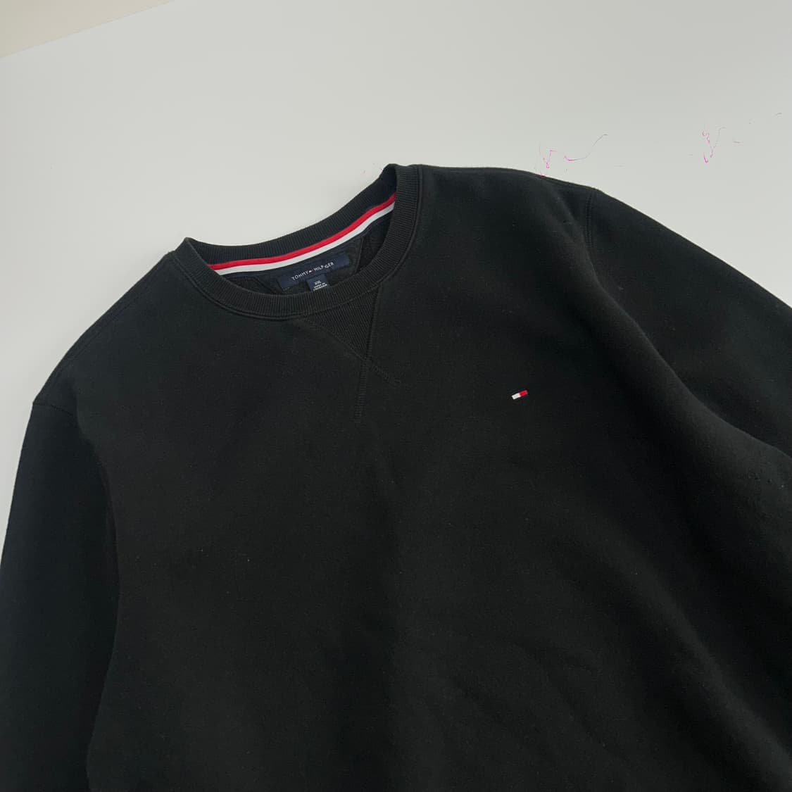 Tommy Hilfiger 타미힐피거 스몰로고 블랙 맨투맨 상품이미지4