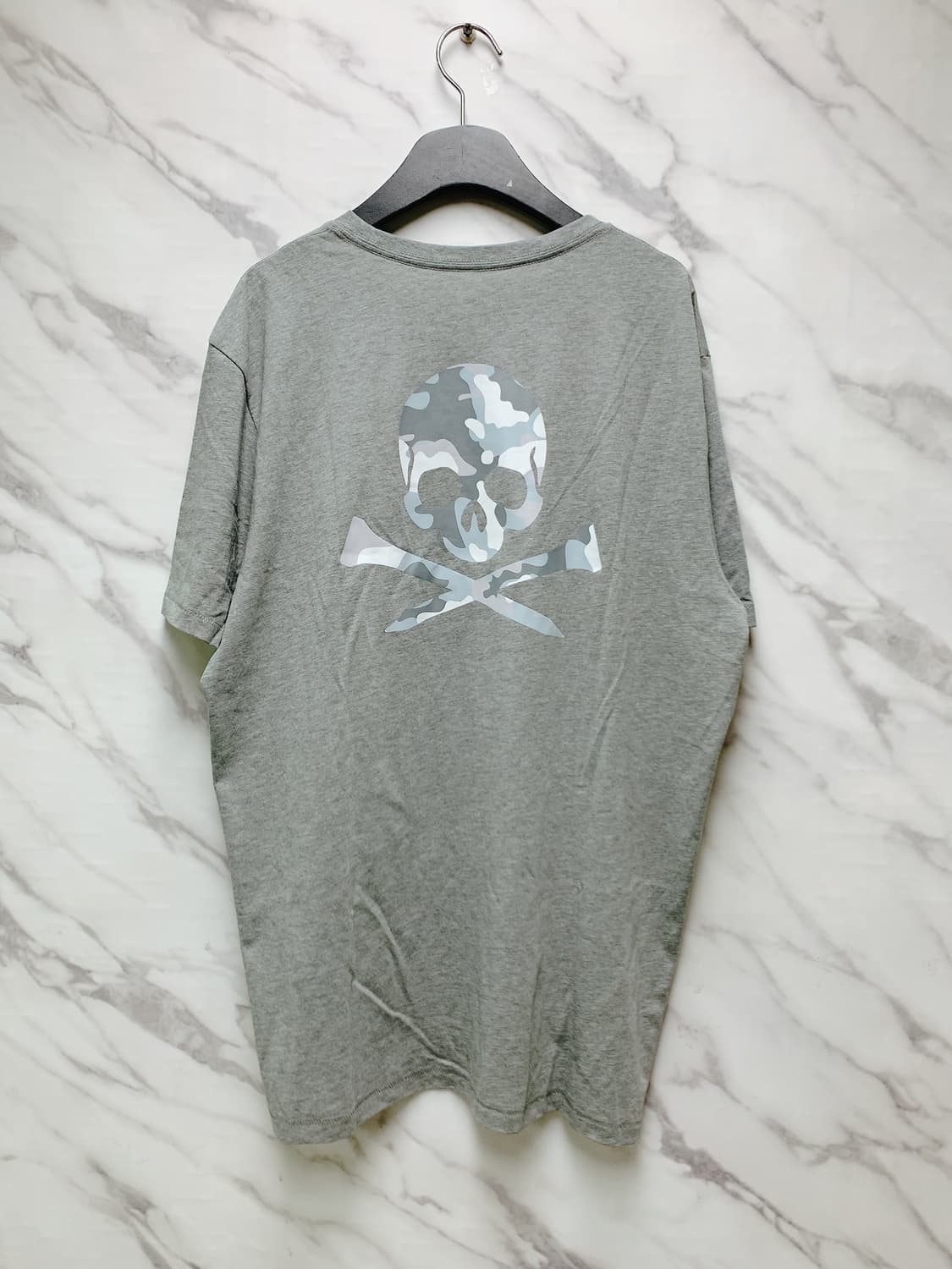 지포어 남성 그레이 백 카모 스컬 프린트 반팔 티셔츠 상품이미지4