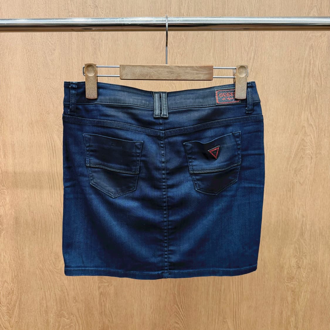 게스 데님 미니 스커트 스팽글 포켓 로고 장식 디테일 H라인 진청 상품이미지3