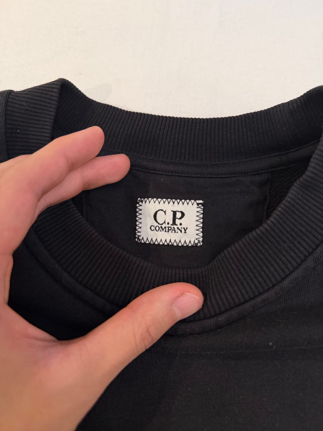 22FW CP 컴퍼니 렌즈와펜 맨투맨 블랙 상품이미지4