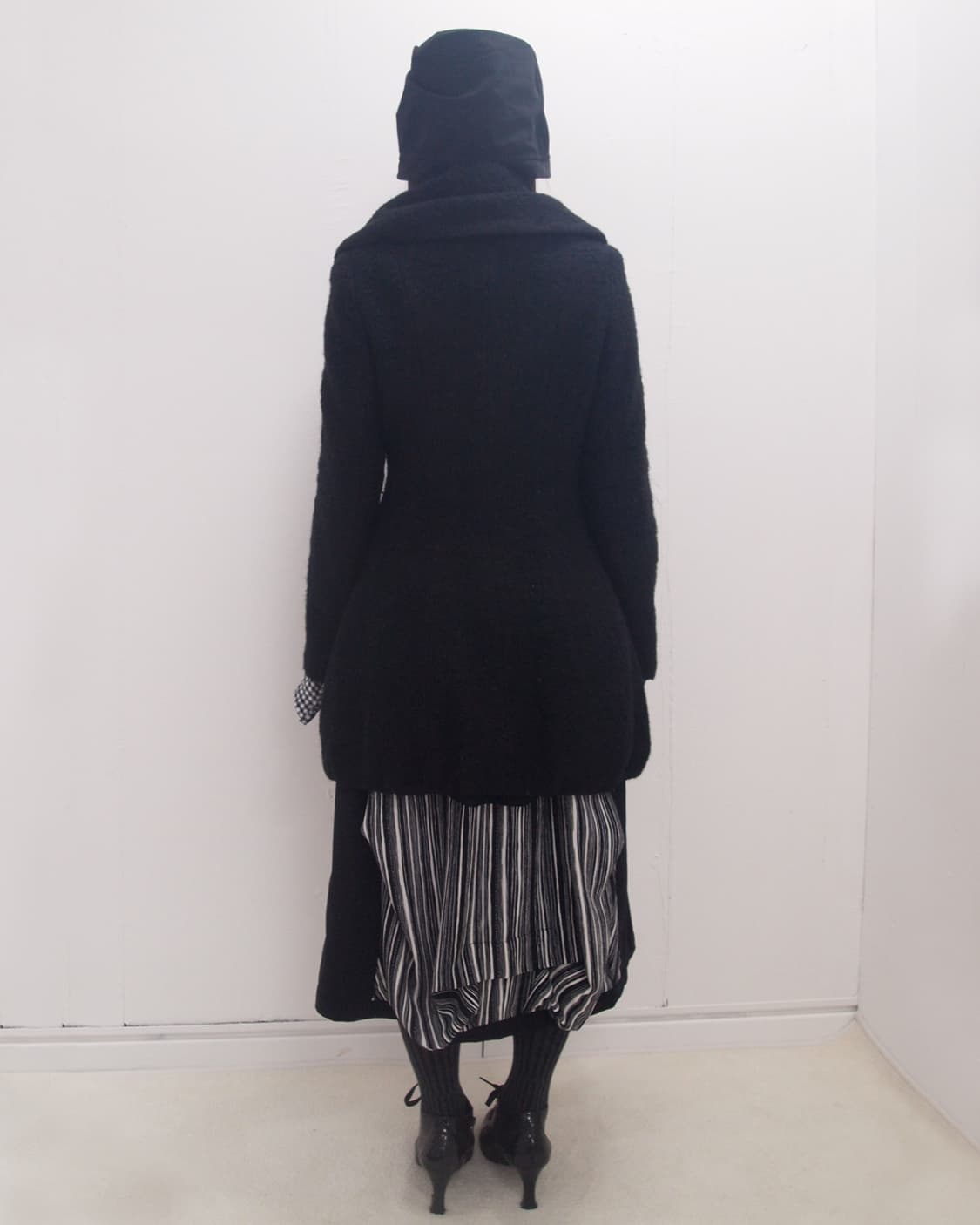 Wide collar tulip line black button coat 상품이미지3