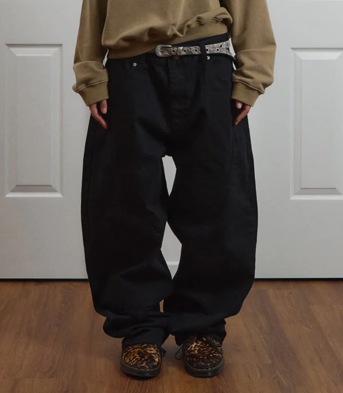 [1] 9999아카이브 플로우 슬릿 커브드 팬츠 블랙 상품이미지1