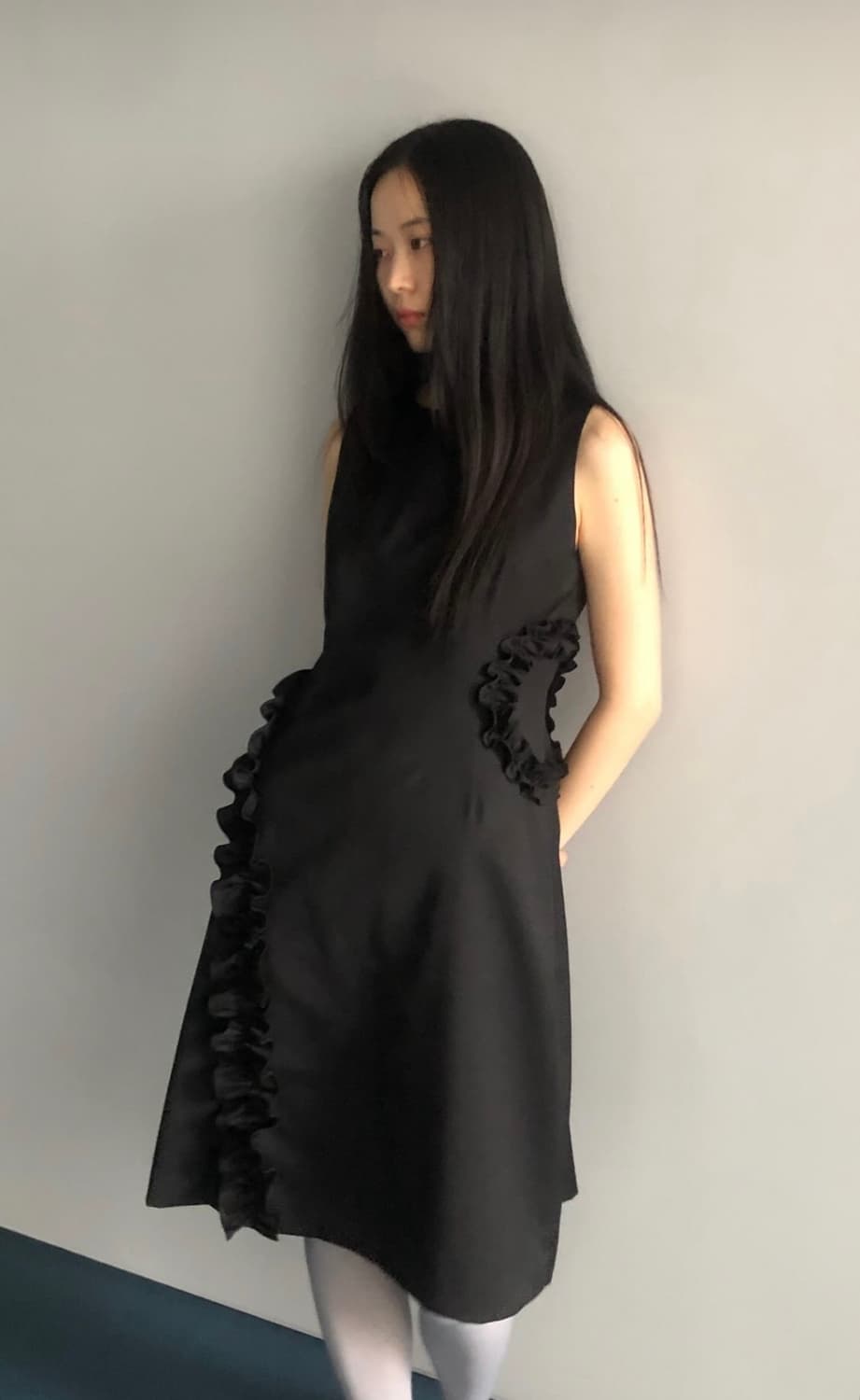 바하윤 BAHAYOON 언발란스 러플 슬리브리스 드레스 블랙 상품이미지1