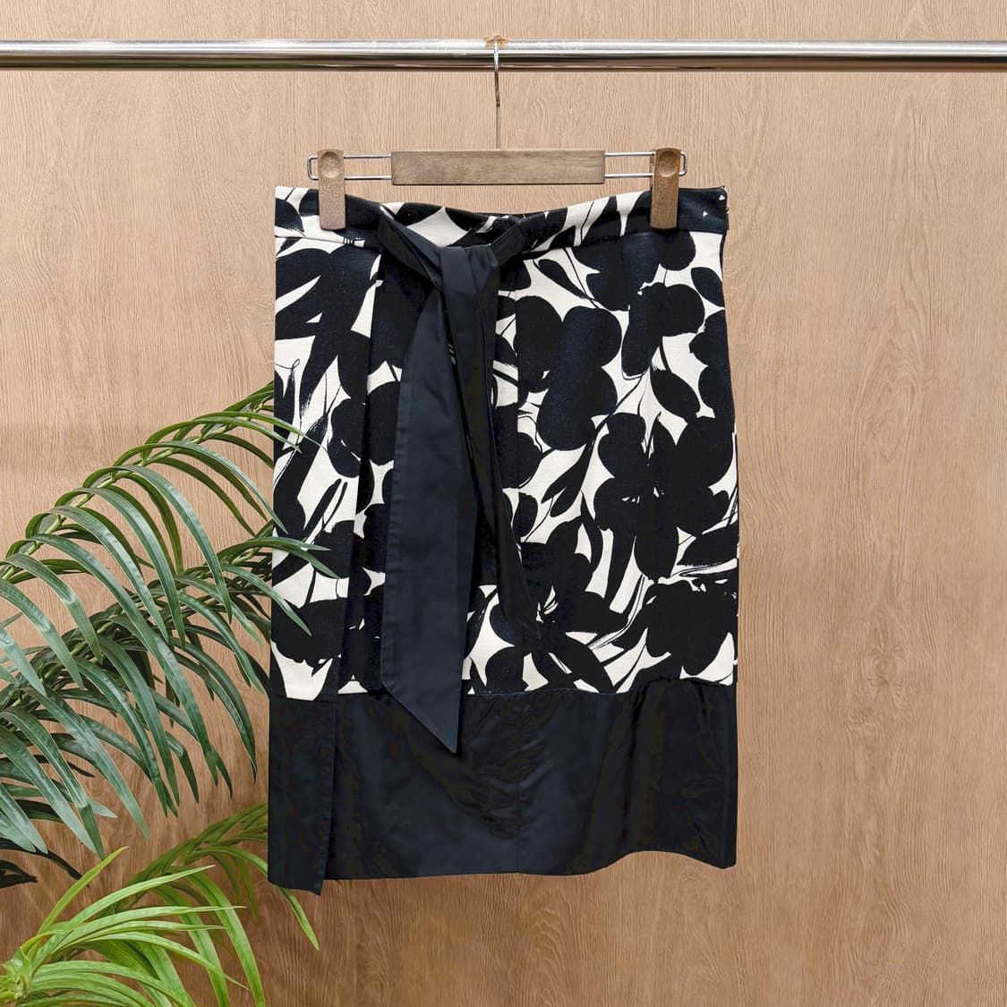 막스마라 미디 스커트 플로럴 프린팅 리본 스트랩 타이 디테일 H라인 블랙 상품이미지1