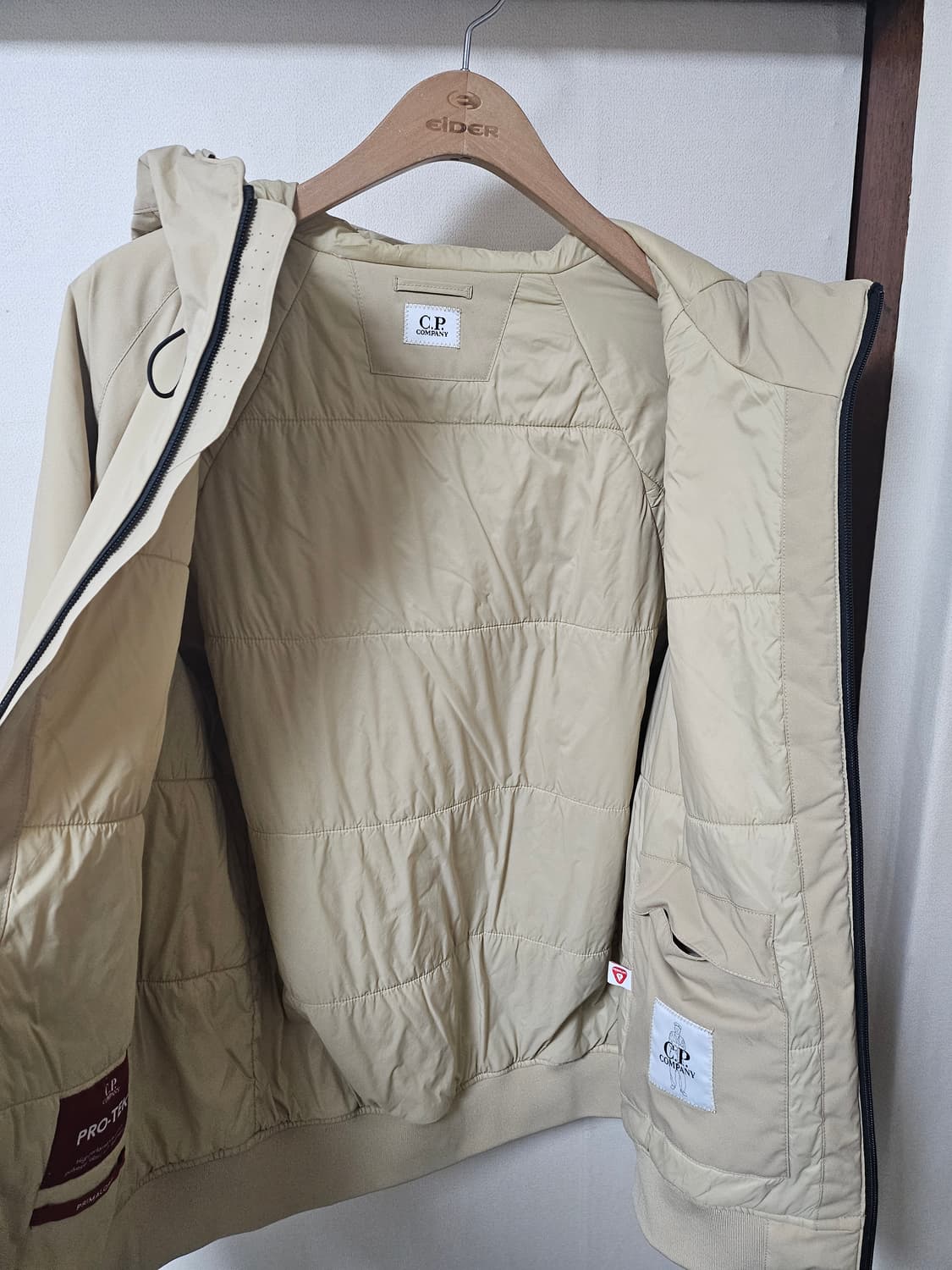 cp컴퍼니 경량 패딩 베이지 L(105) 매장판 상품이미지2