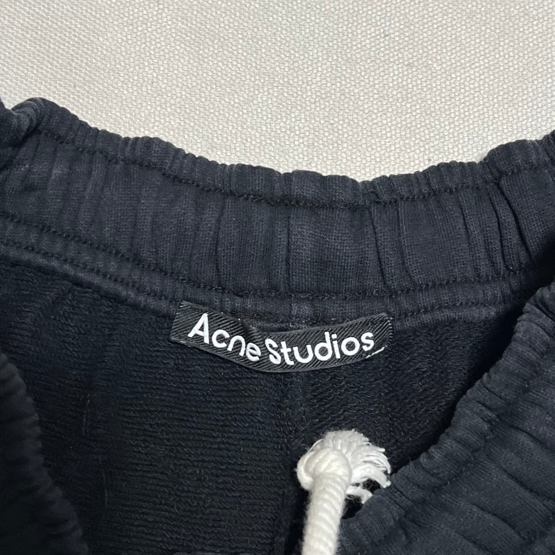 XS 아크네스튜디오 페이스 로고 블랙 조거팬츠 상품이미지4