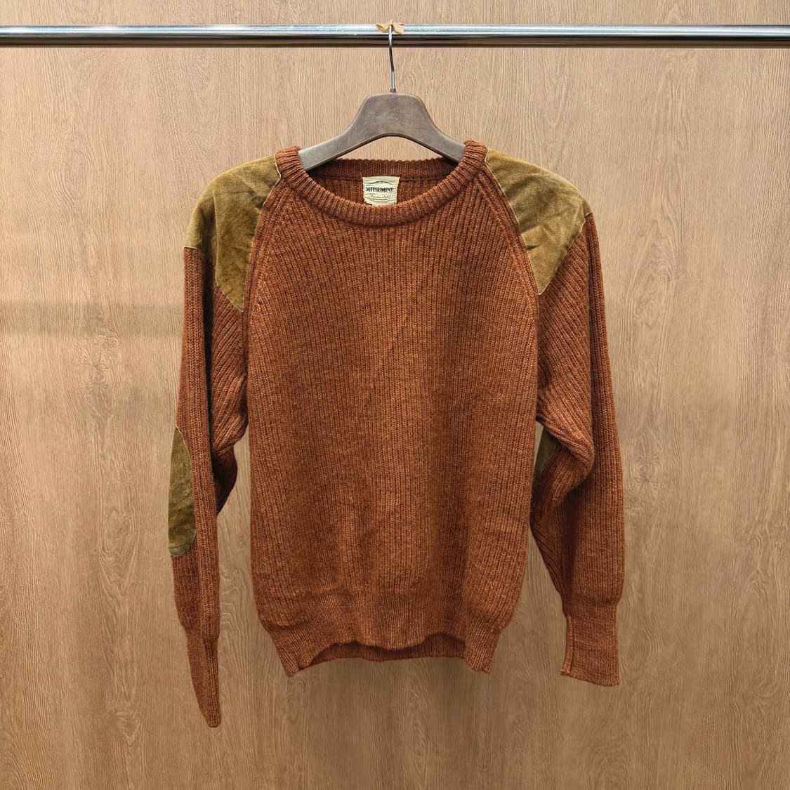 JPN 라운드넥 긴팔 니트 스웨이드 숄더 엘보 패치 디테일 오렌지 브라운 상품이미지2