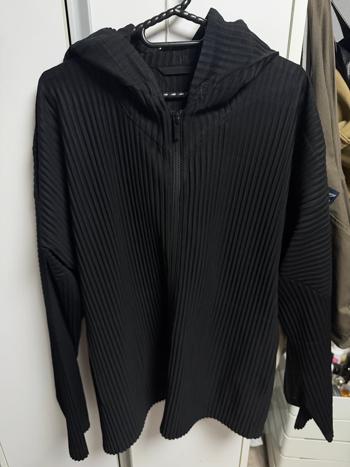 옴므플리세 블랙 후드집업 3사이즈 상품이미지1