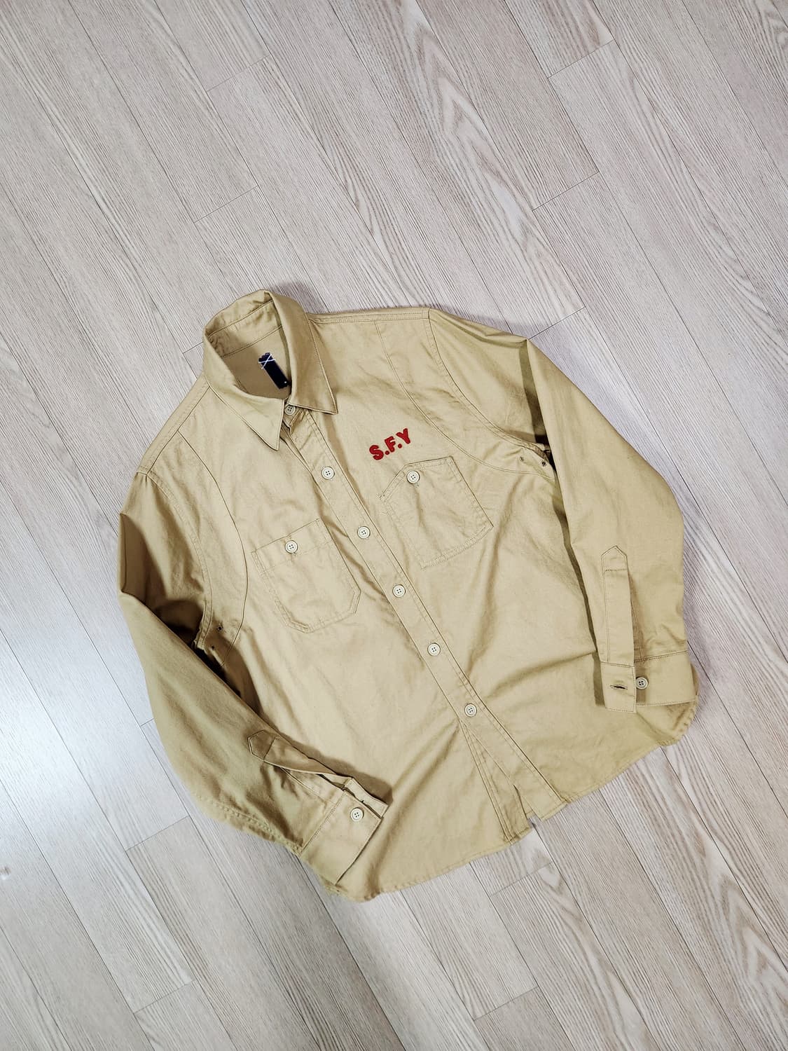 SIFURY 카멜 더블 포켓 체인 자수 셔츠 상품이미지3