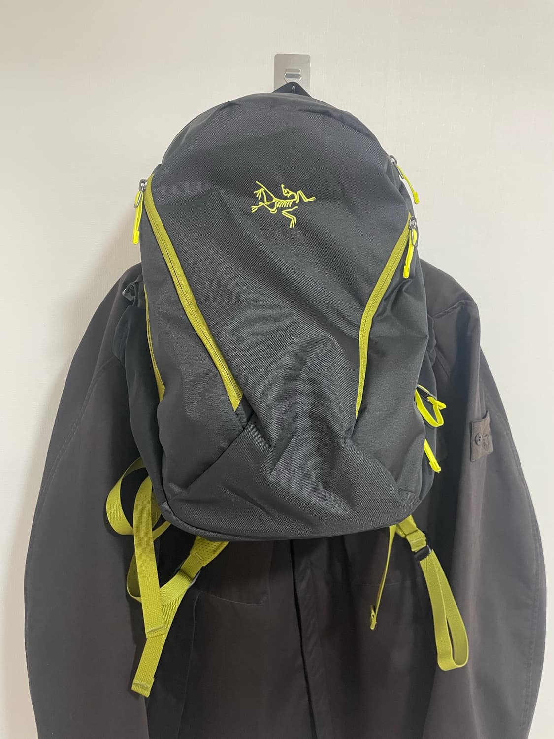 아크테릭스 맨티스 26 블랙 올리브 1회 실착 새제품급 15만원에 팝니다 상품이미지1