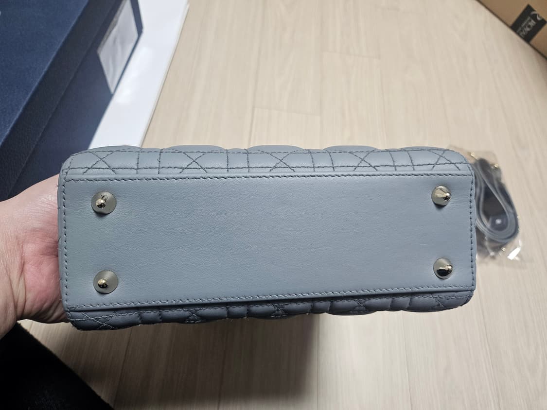 디올 레이디백 미니 블루 그레이 램스킨퀼팅백 상품이미지6