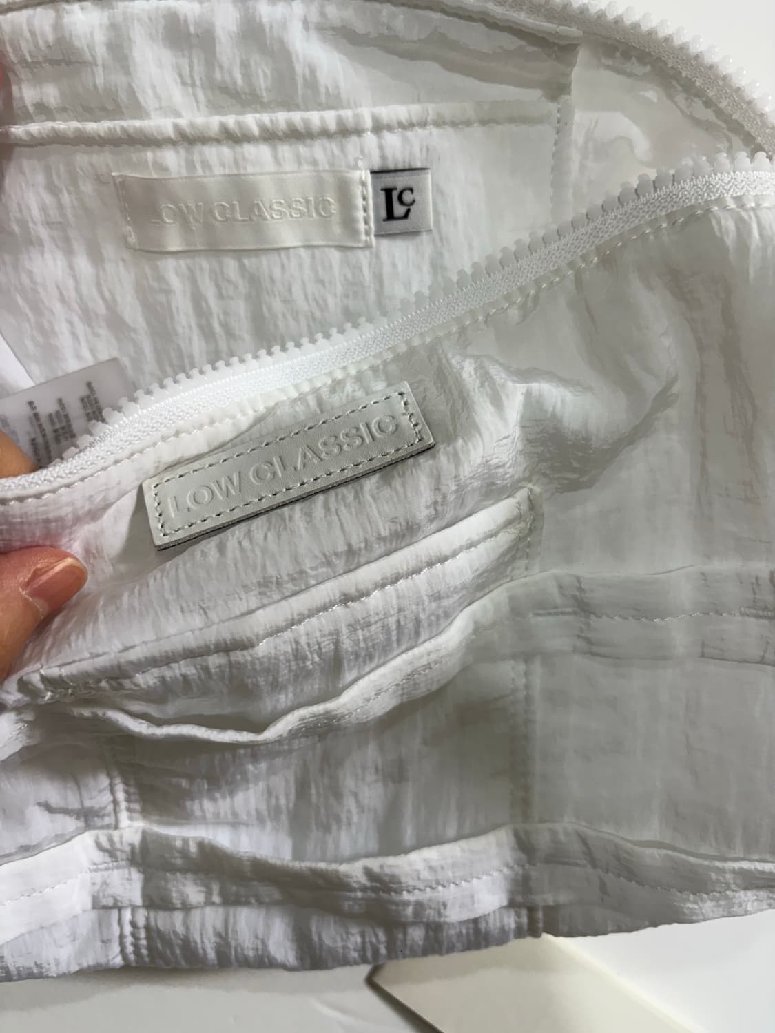 로우클래식 패디드 나일론 백 화이트 상품이미지2