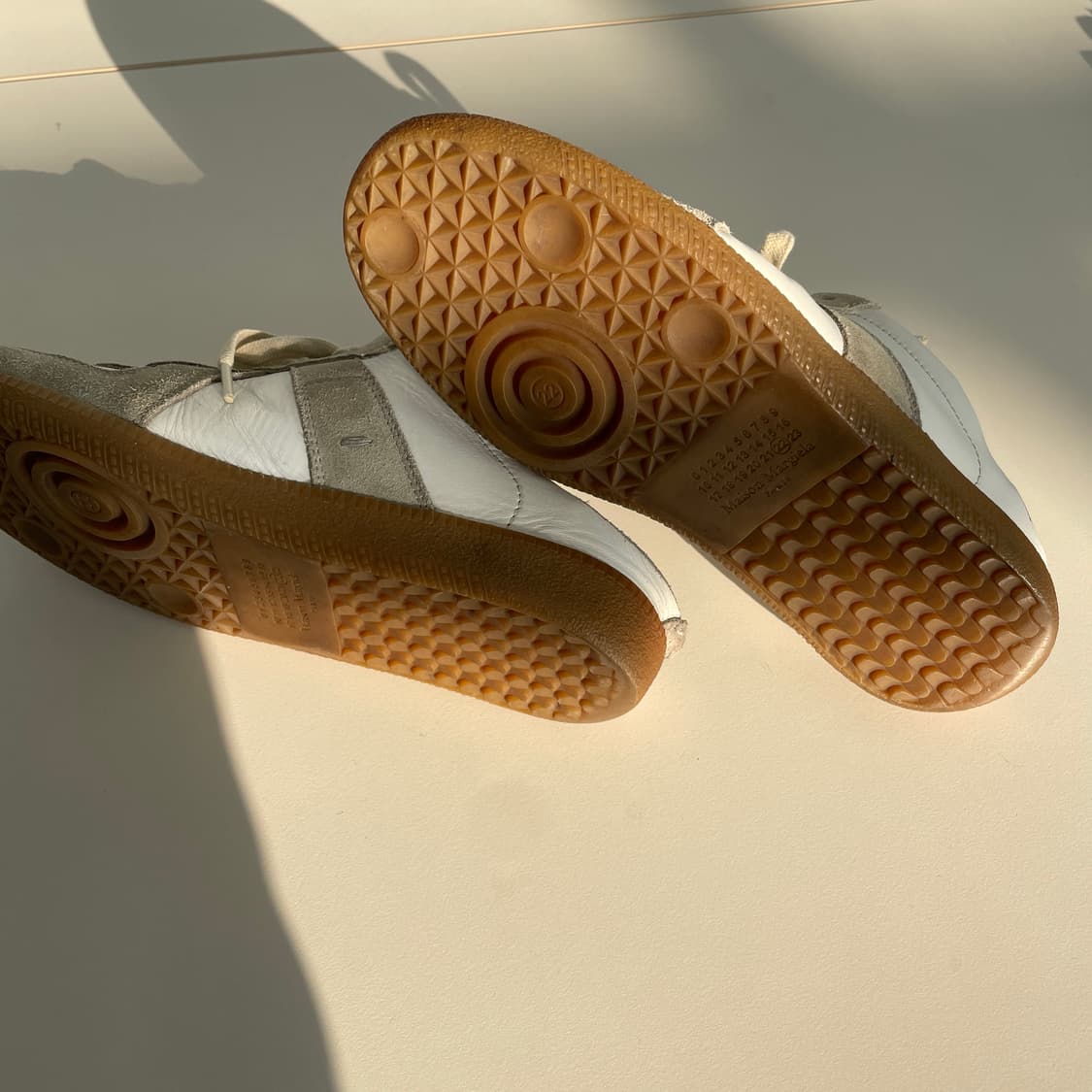 메종 마르지엘라 레플리카 컷아웃 스니커즈 라이트 그레이 상품이미지6