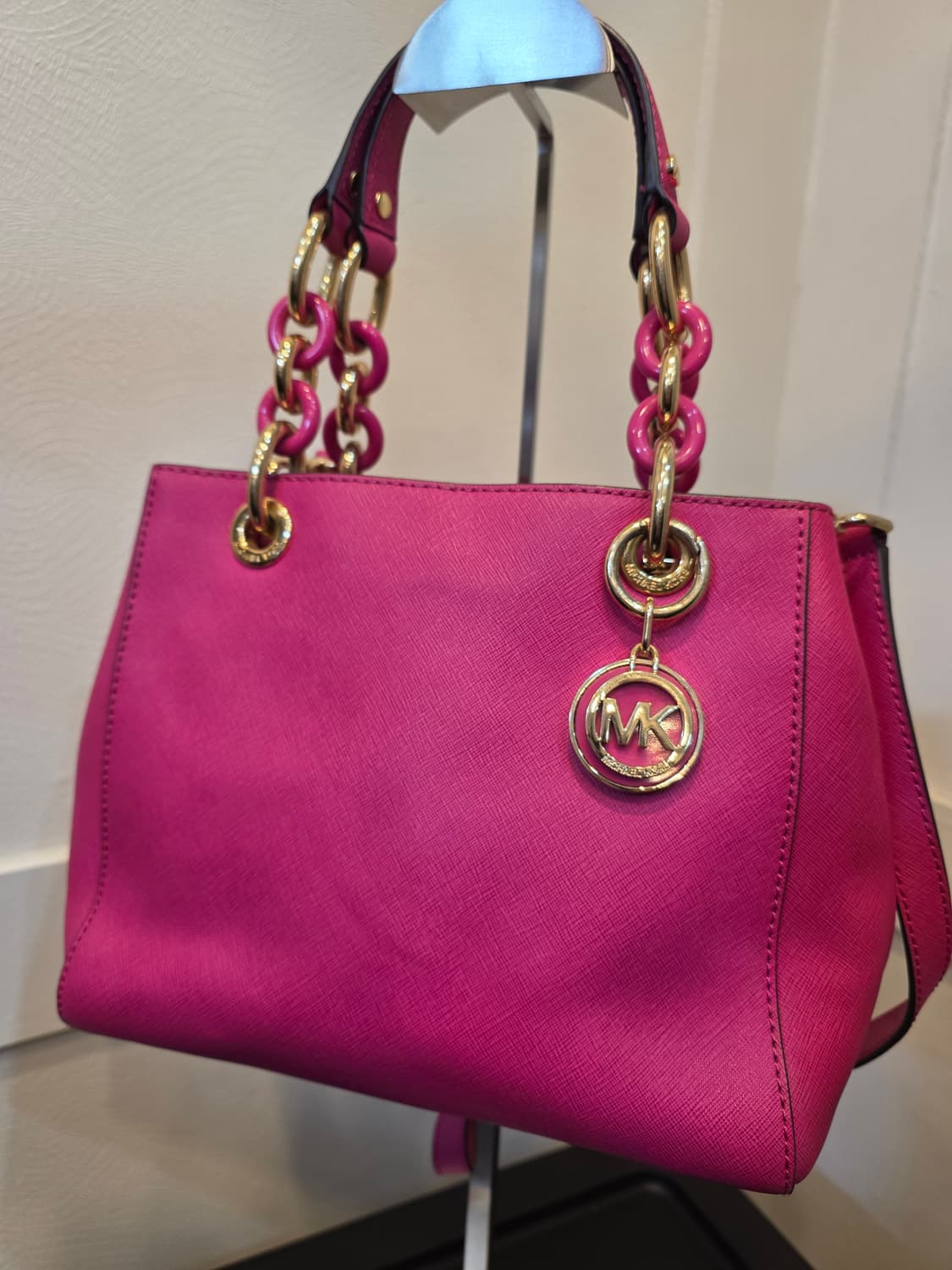 마이클코어스 신시아  스몰 푸시아 사첼백 상품이미지1