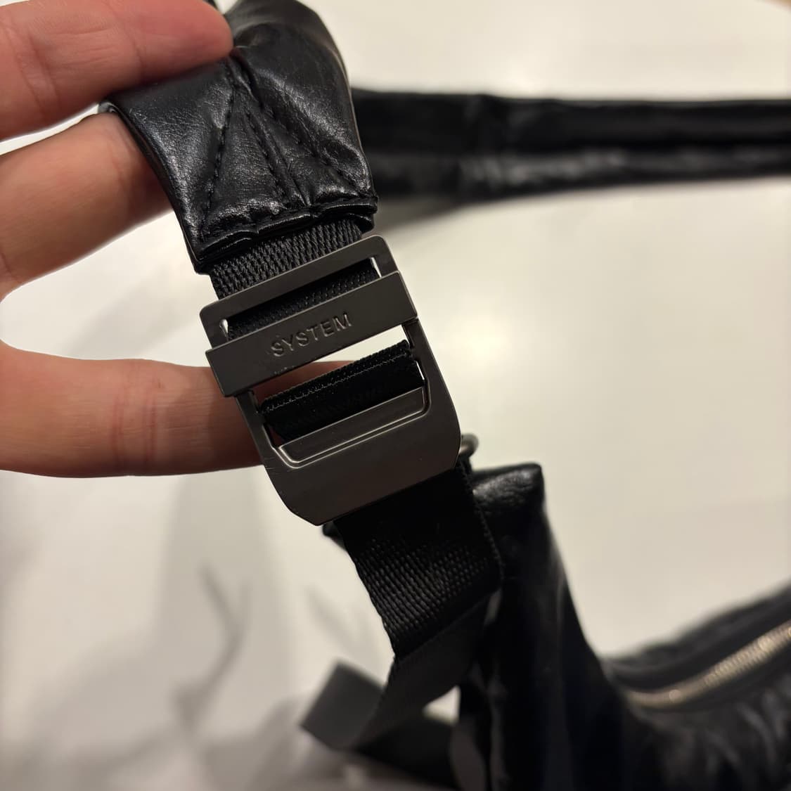 24ss SYSTEM 시스템 크랙 호보백 블랙 레더 상품이미지6