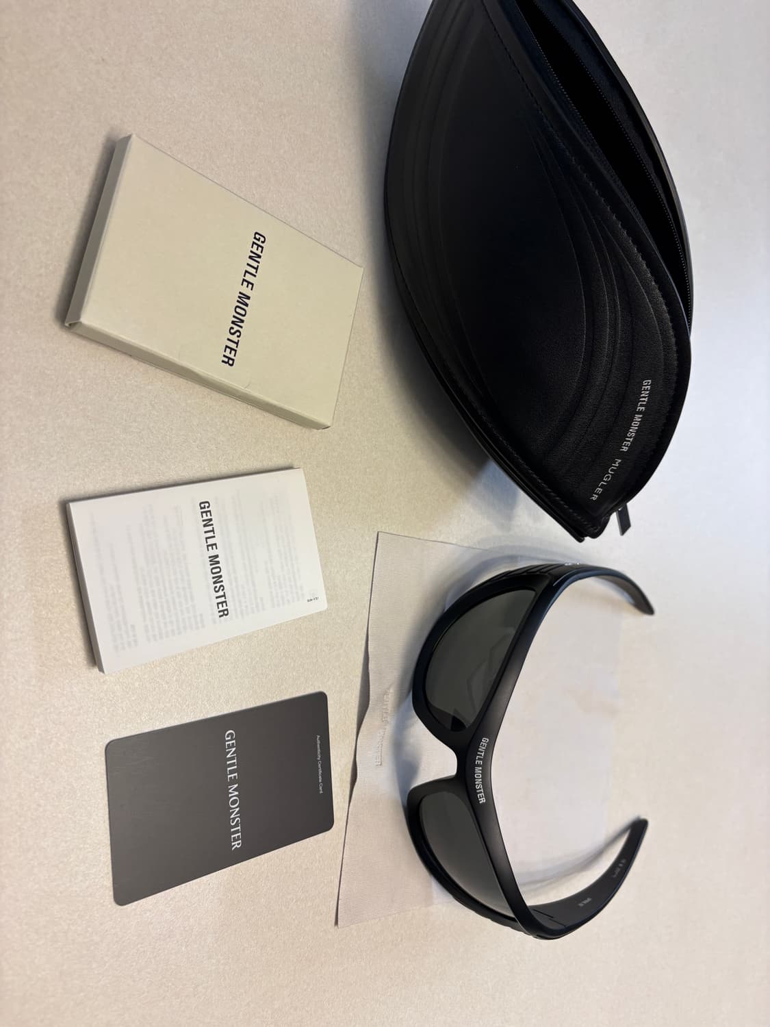 젠틀몬스터 x 뮈글러 스파이럴 02 M01 블랙 그레이 상품이미지1