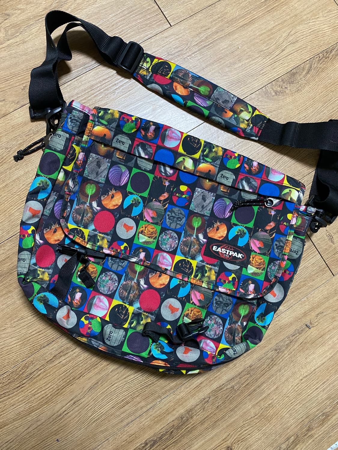 이스트팩 크로스백 상품이미지1