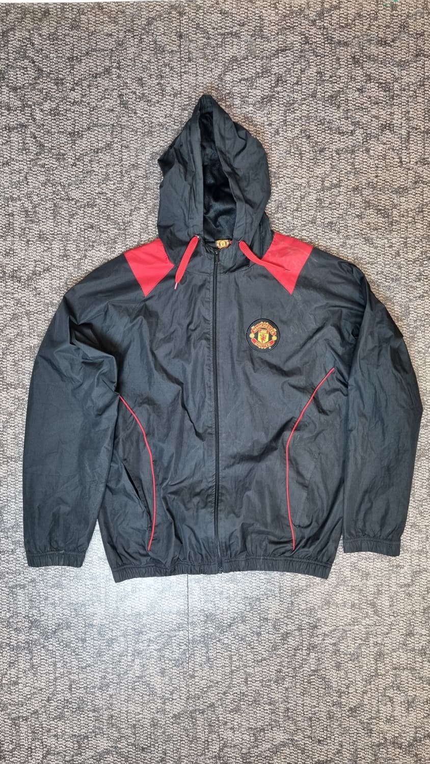 맨체스터 유나이티드 바람막이 자켓 MUFC 후드 블랙 레드 L사이즈 상품이미지1