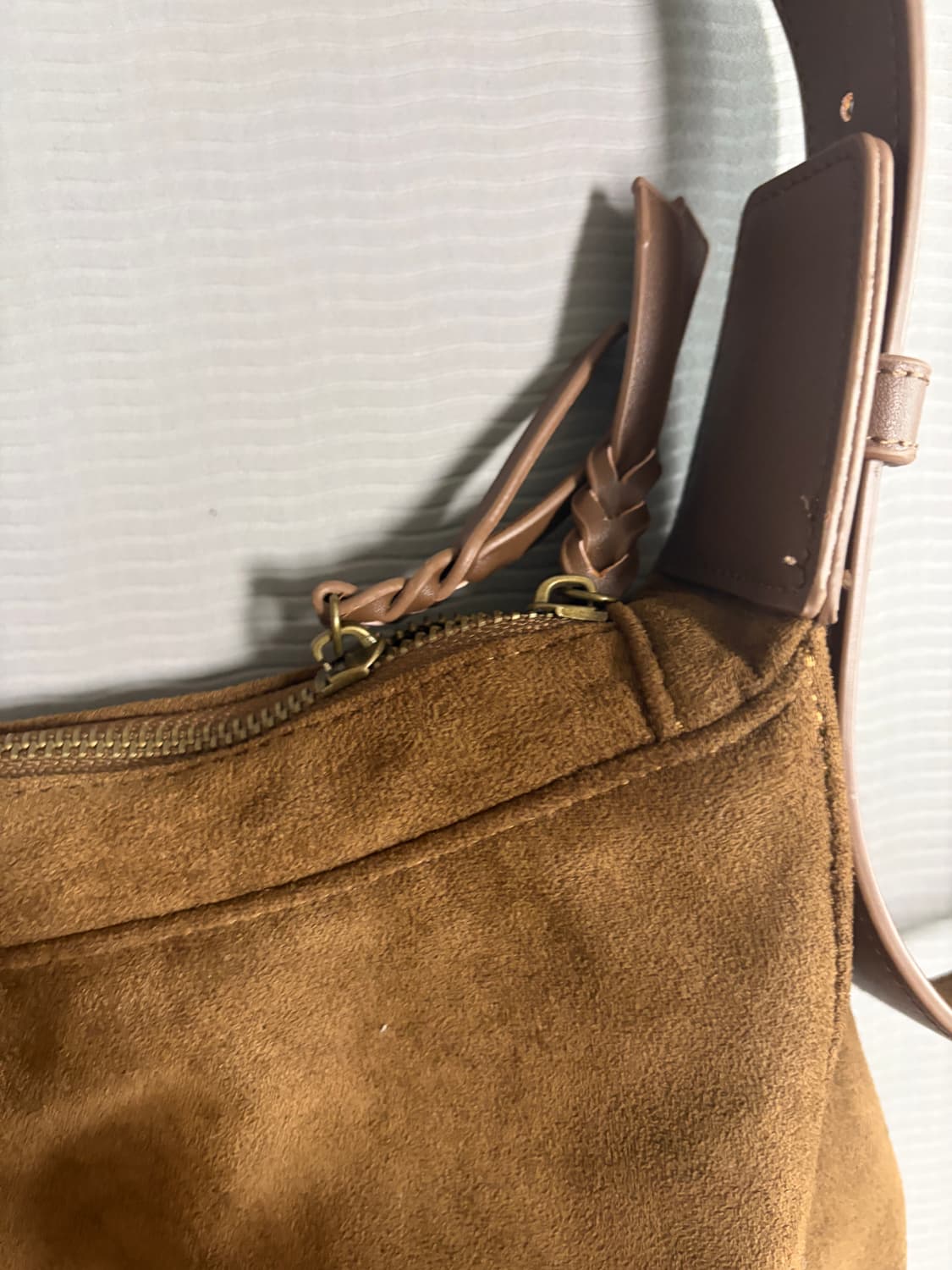 미나브  마가렛 스웨이드 크로스백 브라운 상품이미지4