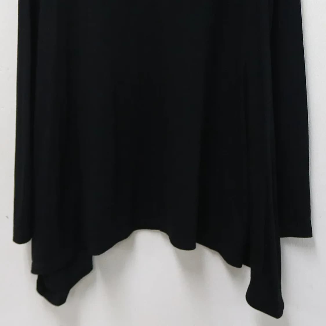 SORRIDERE  스터드 브이넥 레터링 언발 티셔츠 63601 상품이미지4