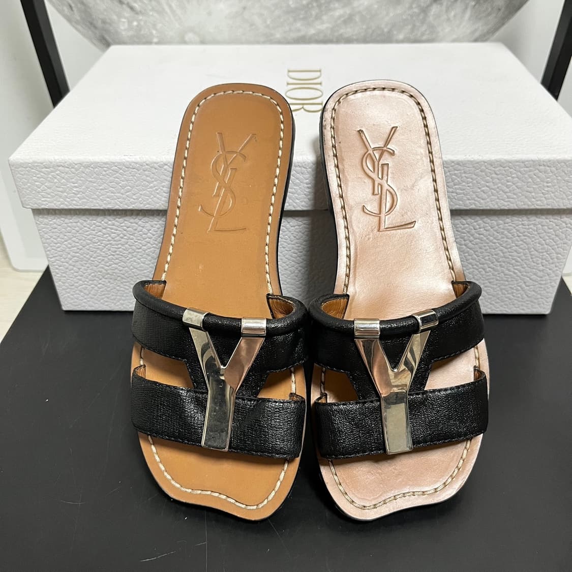 정품 34.5) 생로랑 블랙 Y 은장 로고 플랫 샌들 슬라이드 상품이미지1
