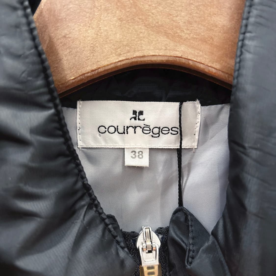 꾸레쥬 하이넥 경량 패딩 점퍼 배색 로고 패치 디테일 레귤러핏 블랙 상품이미지8