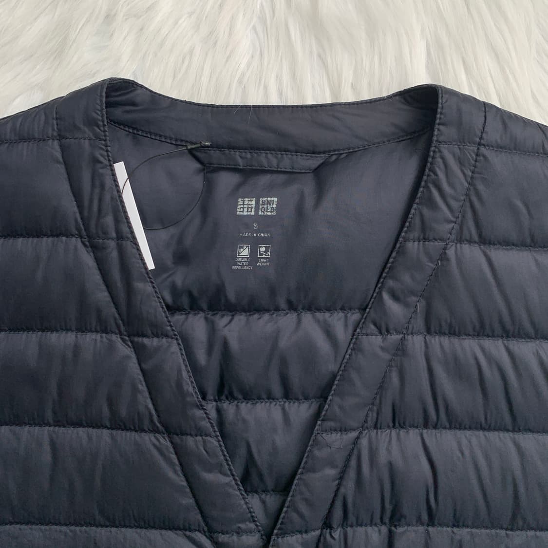 일본 유니클로 울트라 라이트 다운 브이넥 경량패딩 1799 상품이미지3