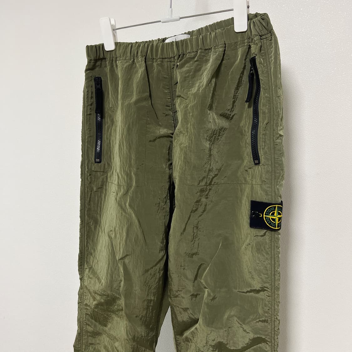 스톤아일랜드 18FW 와펜 나일론 메탈 팬츠 올리브 상품이미지4