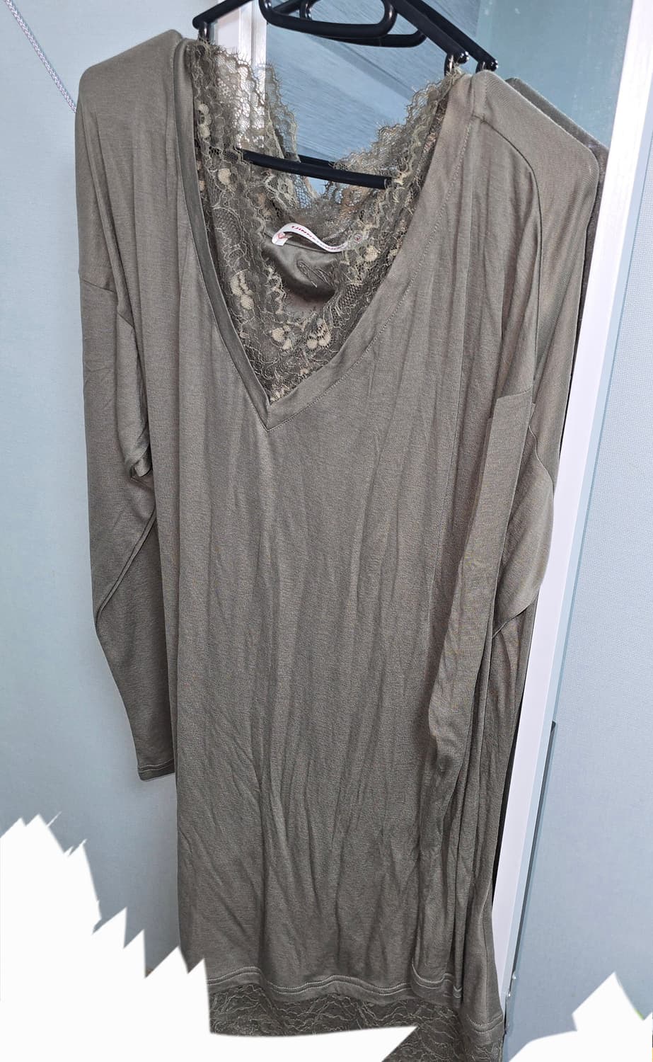 원진스튜디오 브이넥 레이스 탑 카키 상품이미지2