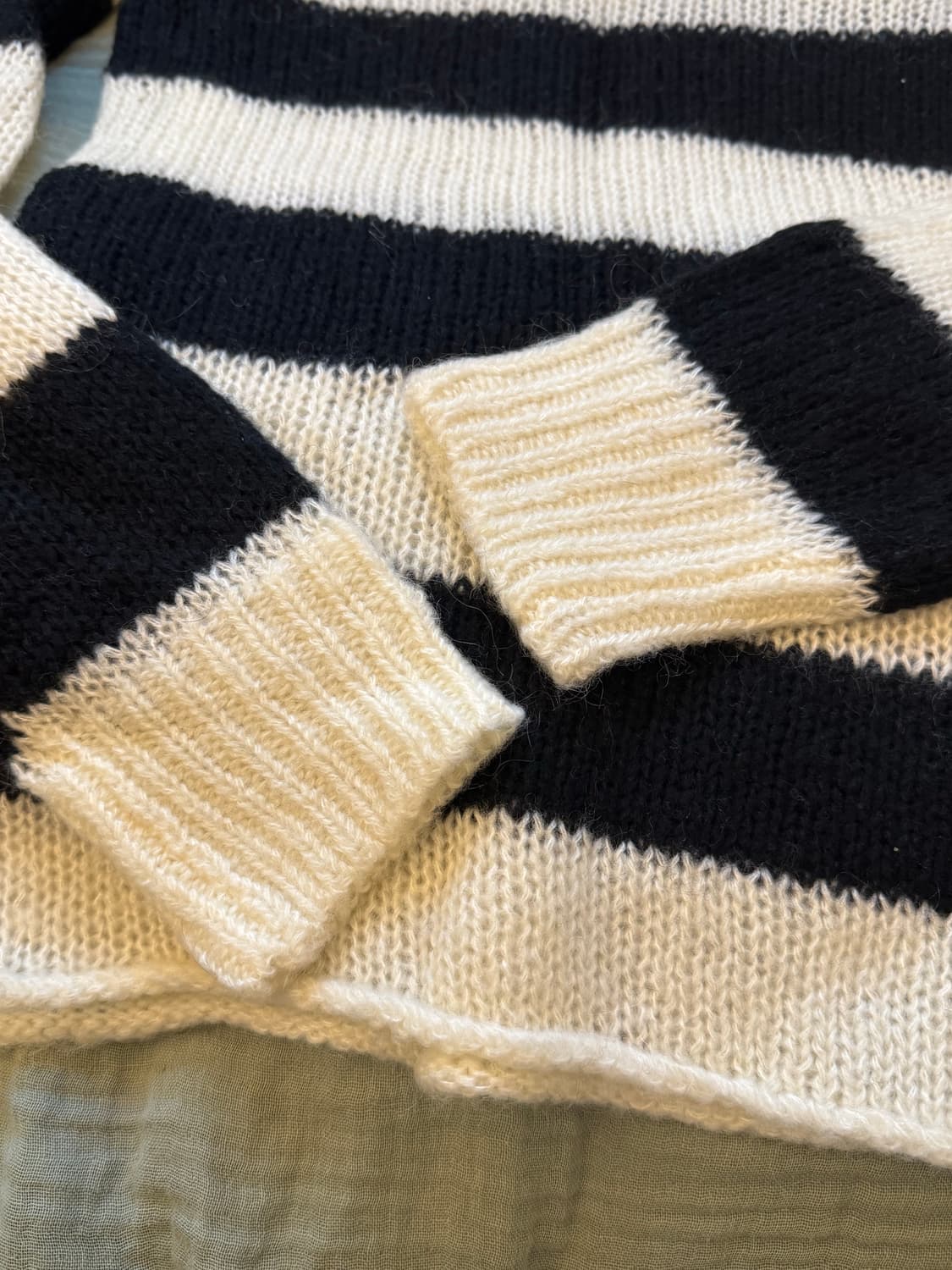 brandy melville 스트라이프 모헤어 스웨터 상품이미지5