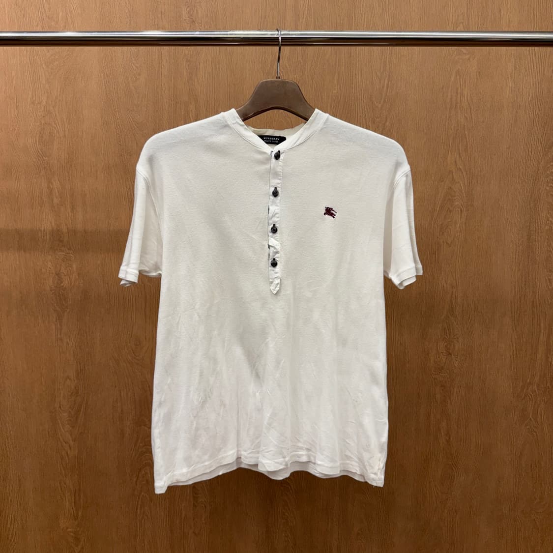 버버리 블랙라벨 헨리넥 자수 로고 반팔 티셔츠 4단추 디테일 화이트 상품이미지2