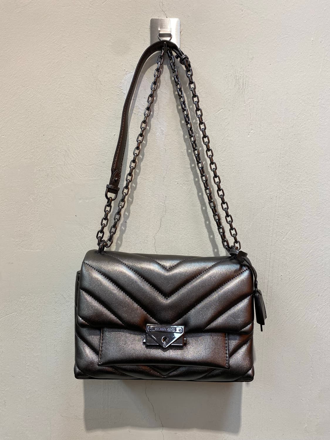 마이클 코어스(Michael Kors)양가죽 미디엄 메탈릭 숄더백 상품이미지2