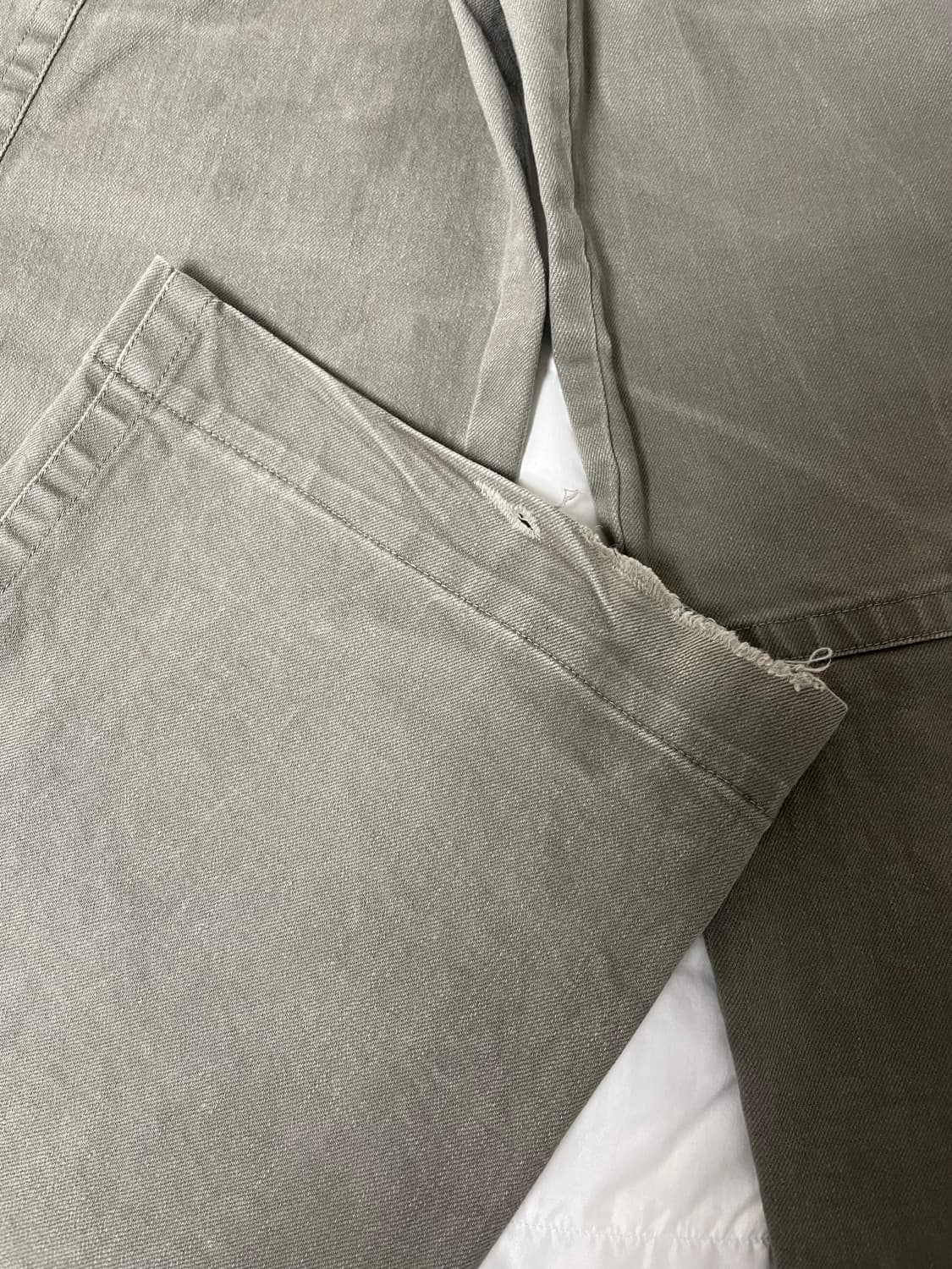 [COSMOSS] CURVED LINE WASHED DENIM PANTS 상품이미지9