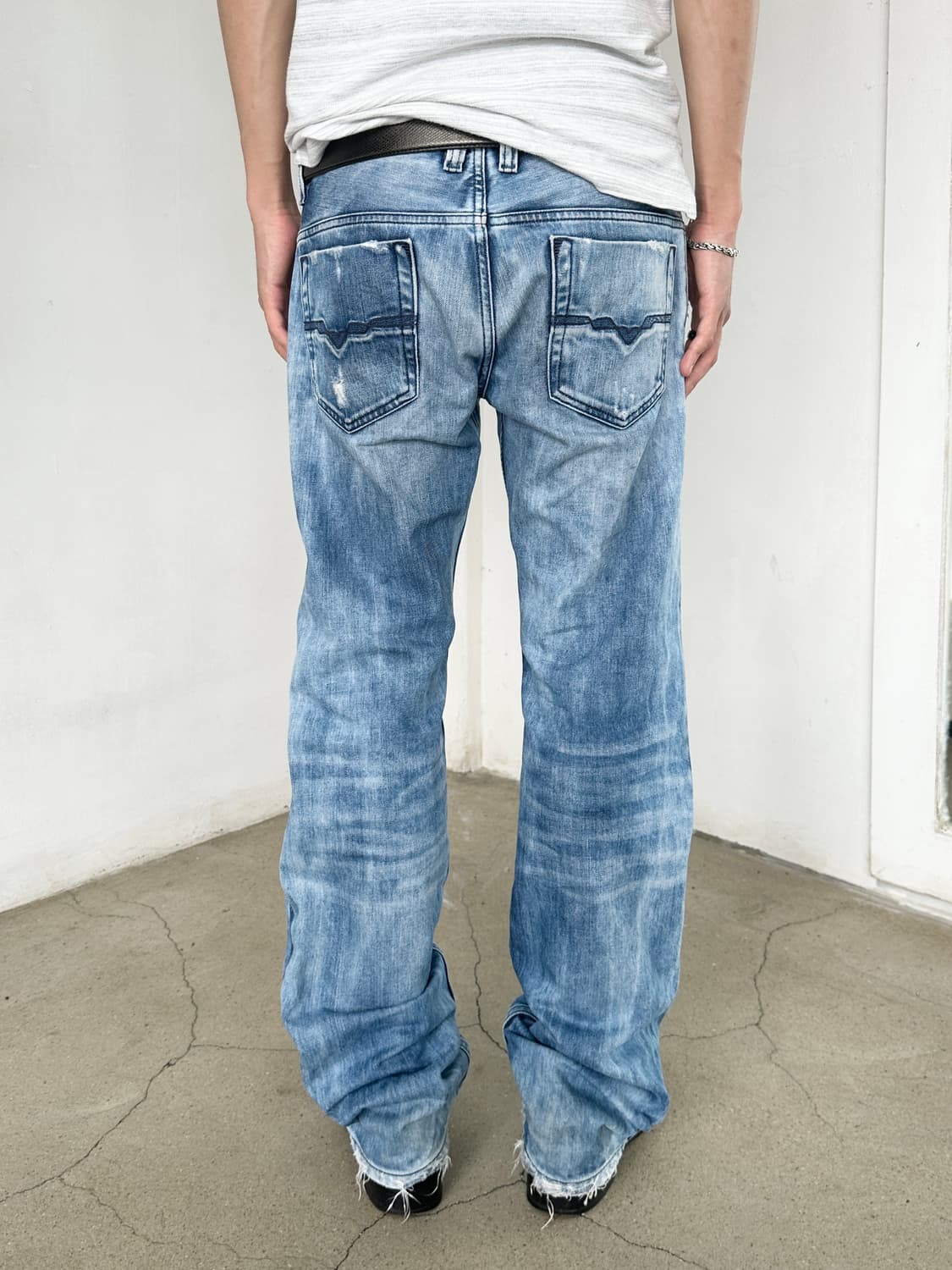 디젤 워시드 스트레이트 데님 팬츠 상품이미지2