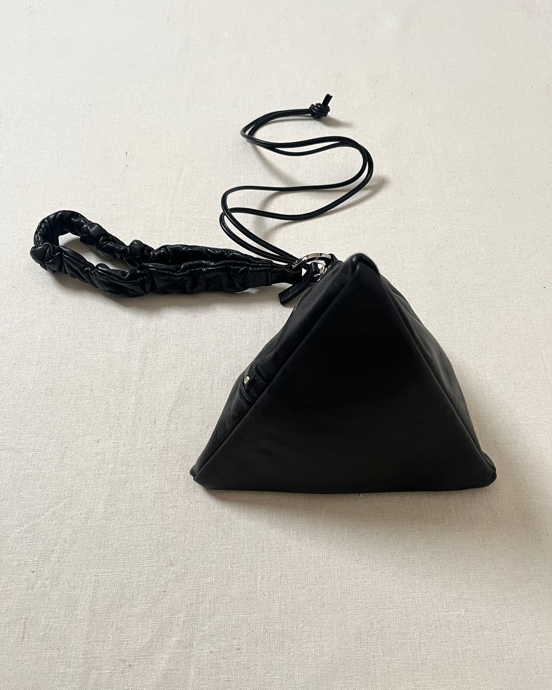 요지야마모토 피라미드 미니백 yohji yamamoto 핸드백 상품이미지3