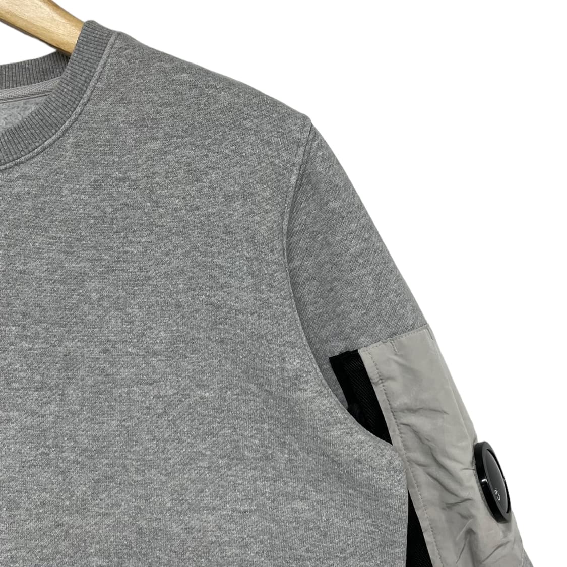 C.P 컴퍼니 렌즈 맨투맨 그레이 상품이미지3