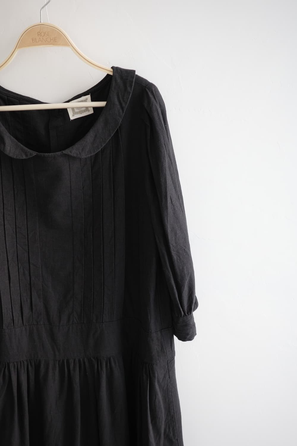 le ciel 
• 블랙 린넨 둥근카라 핀턱 주름 롱 원피스 상품이미지4