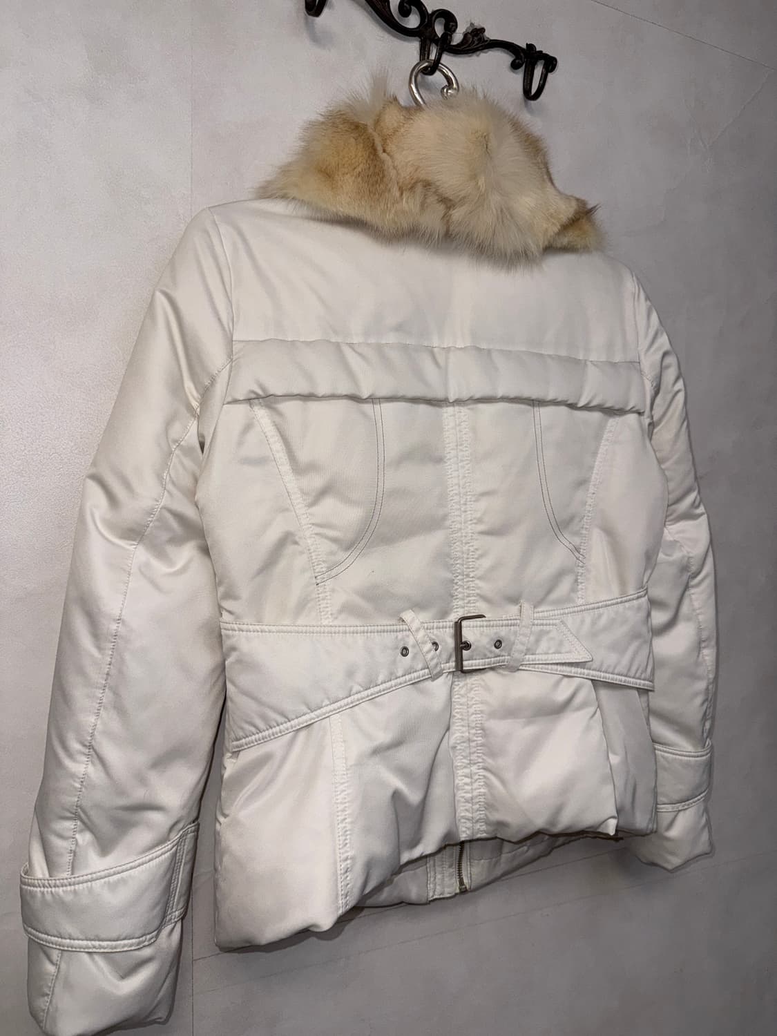 Lynn white belted buckle fox fur puffer  상품이미지4