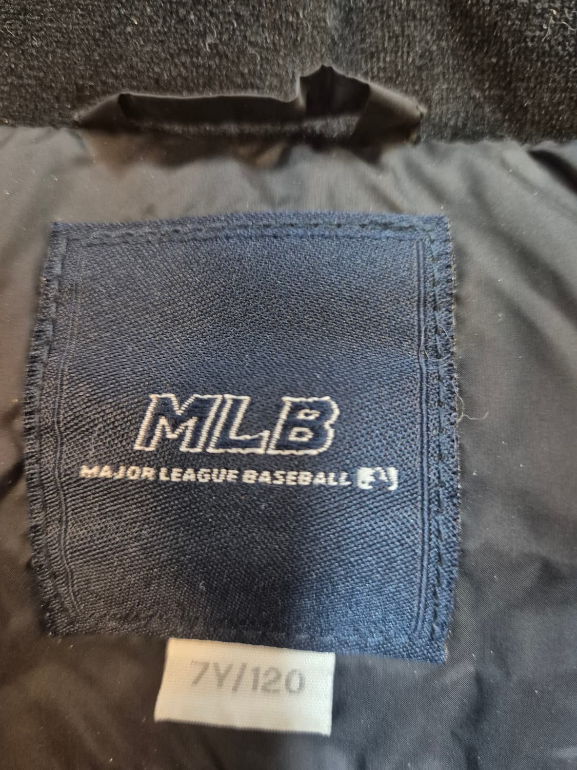 MLB 키즈 뉴욕 양키스 블랙 패딩 120사이즈입니다. 겉면에 뉴욕 양키 상품이미지4