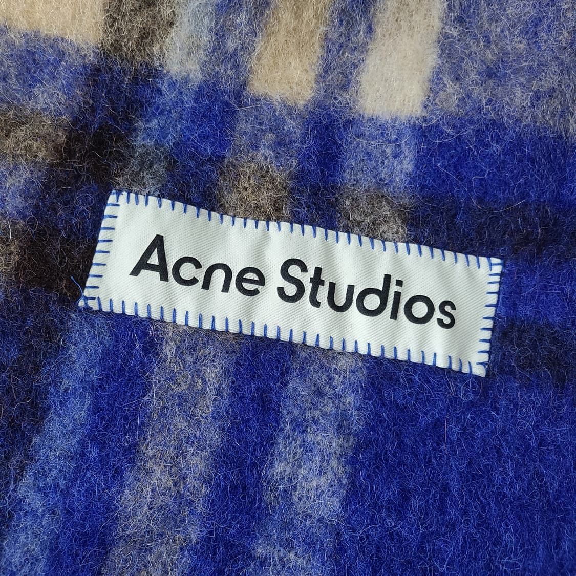 아크네 스튜디오 모헤어 타탄 머플러 일렉트릭 블루 베이지 OS 상품이미지3