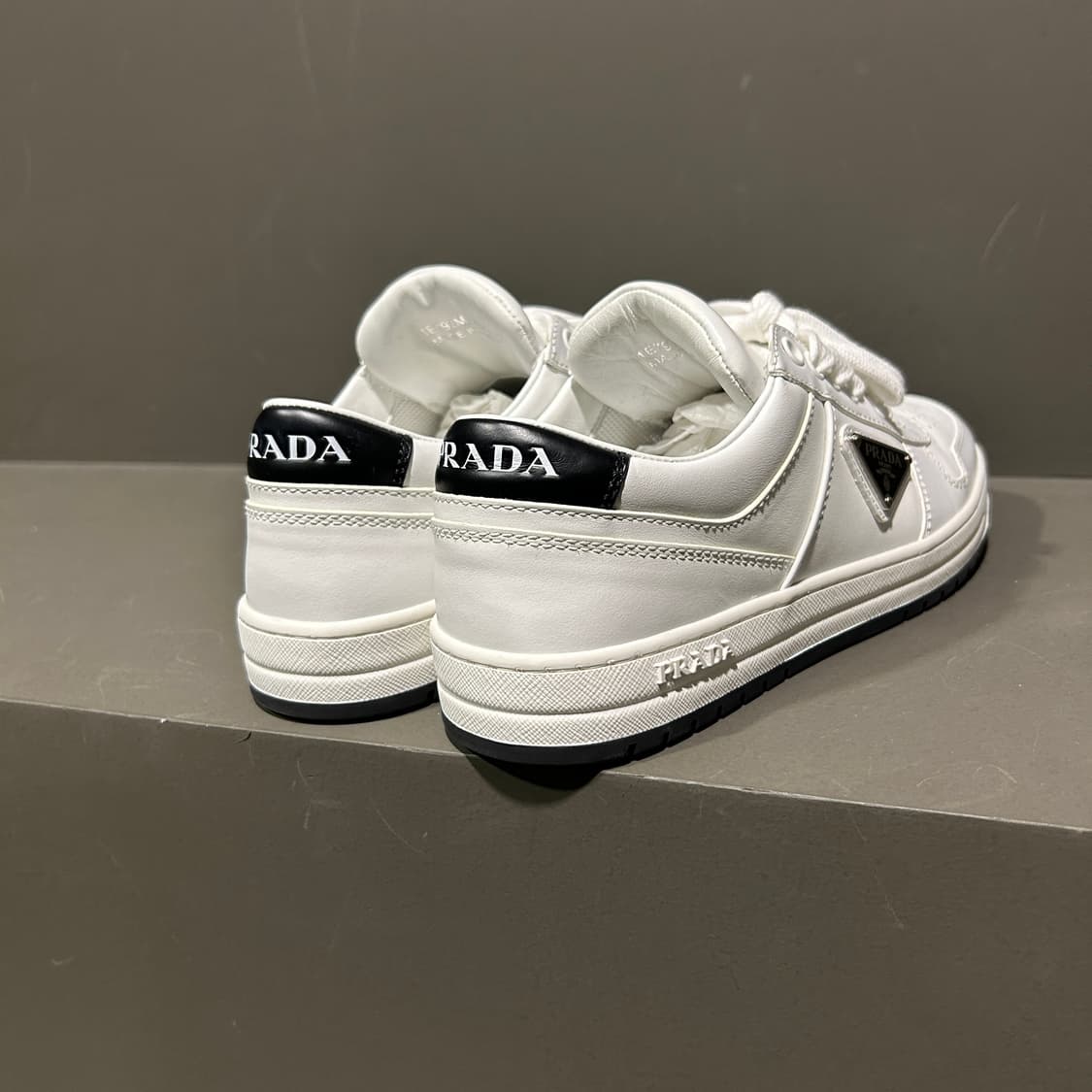 프라다 다운타운 퍼포레이티드 스니커즈 상품이미지4