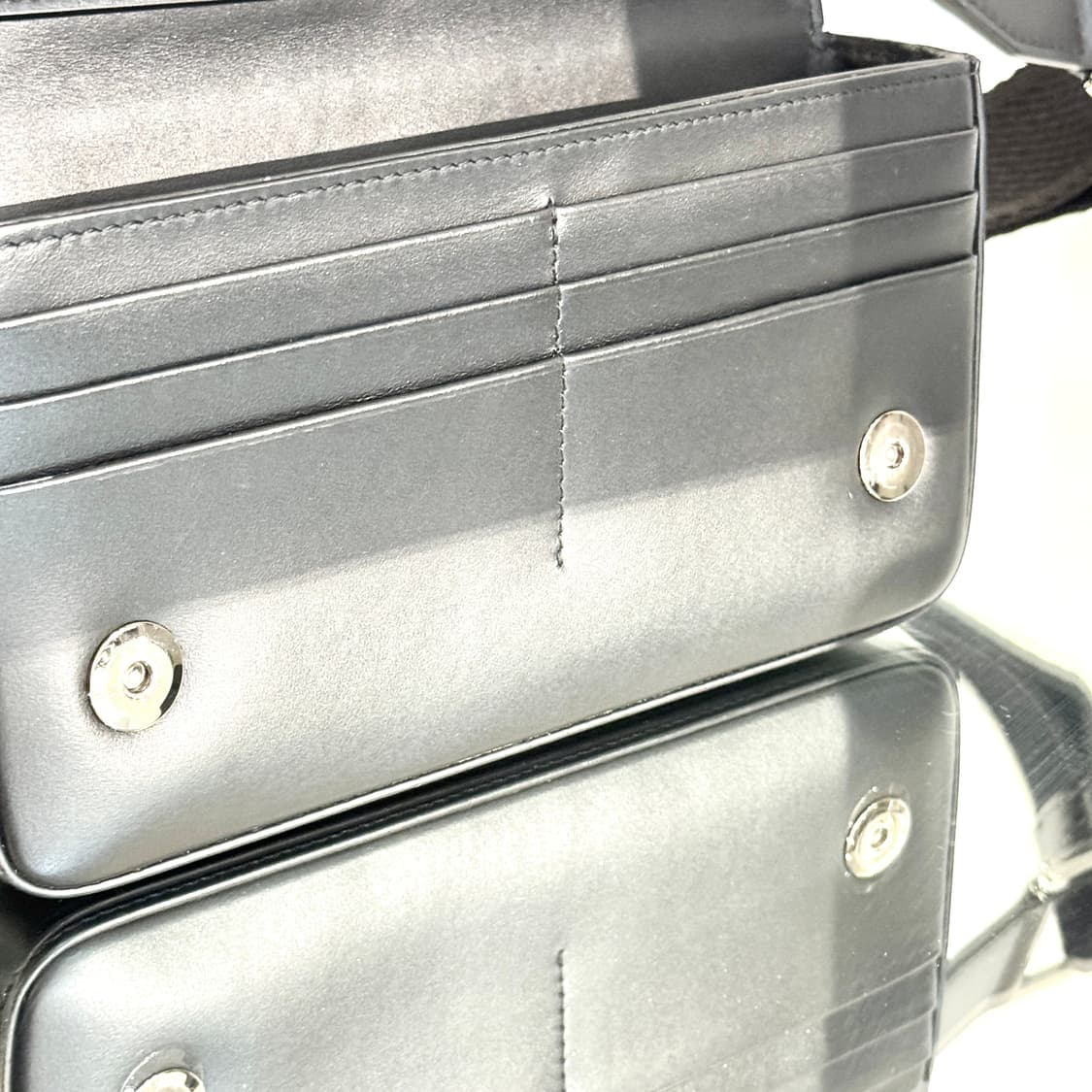 [새상품급/풀구성] 26SS 돌체앤가바나 엠보스드 로고 가죽 미니 숄더  상품이미지10